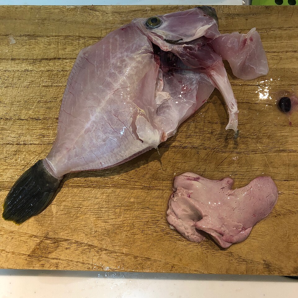 皮を剥いだカワハギと取り出した肝